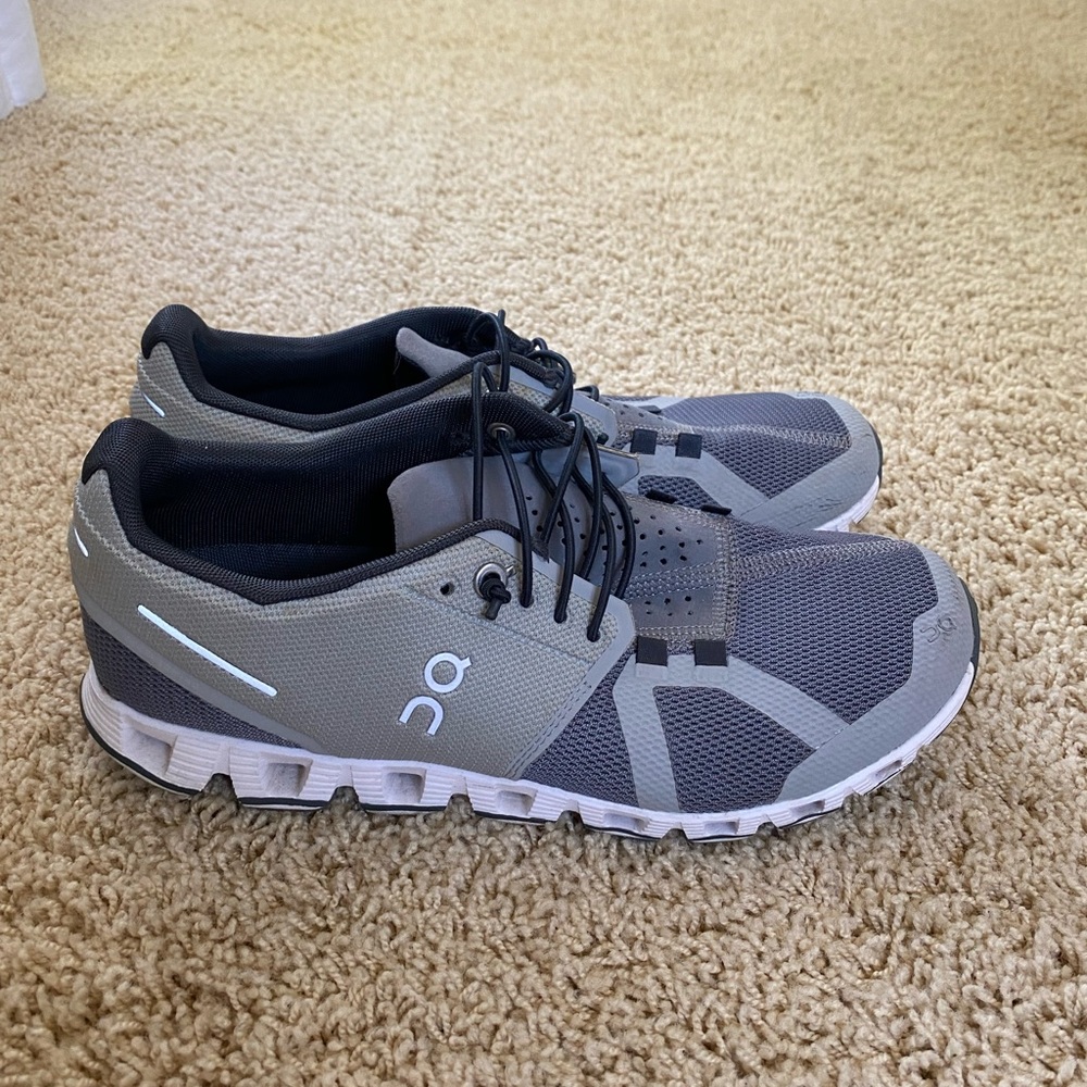 ON CLOUD SNEAKERS